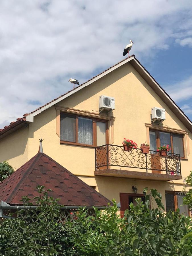 Квітковий Двір Golubinoye Extérieur photo