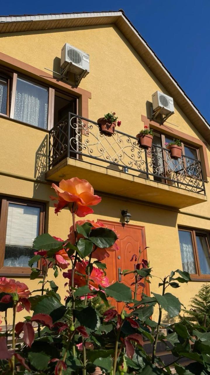 Квітковий Двір Golubinoye Extérieur photo