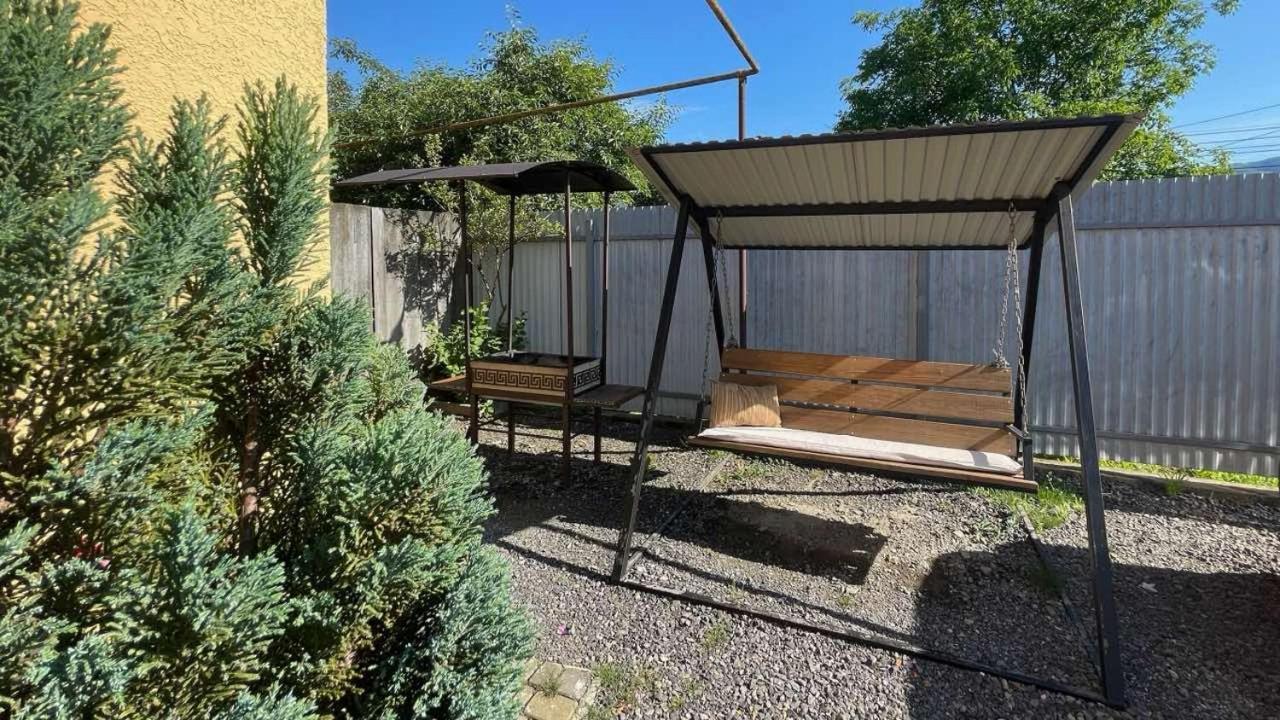 Квітковий Двір Golubinoye Extérieur photo