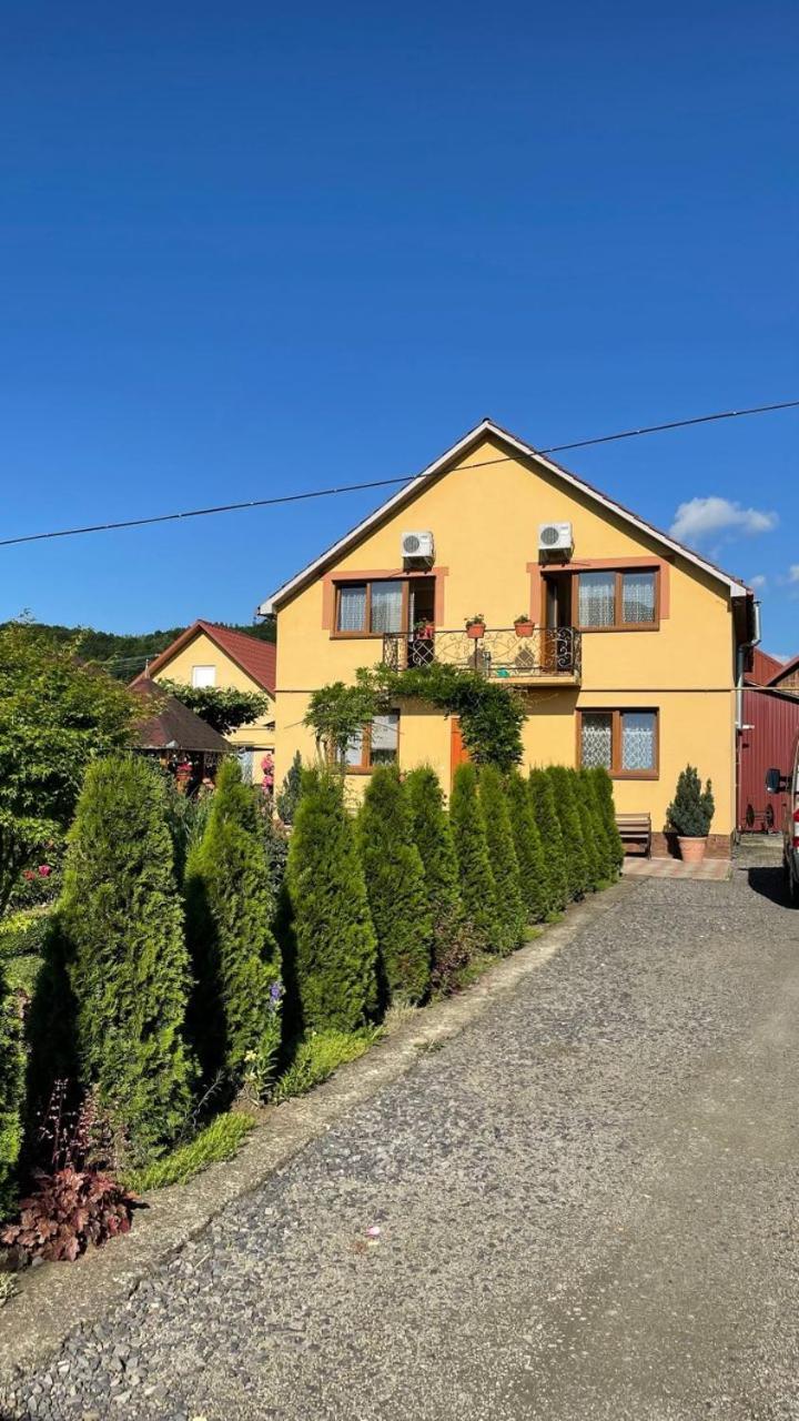 Квітковий Двір Golubinoye Extérieur photo