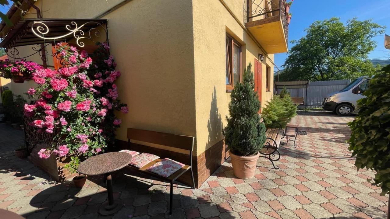 Квітковий Двір Golubinoye Extérieur photo