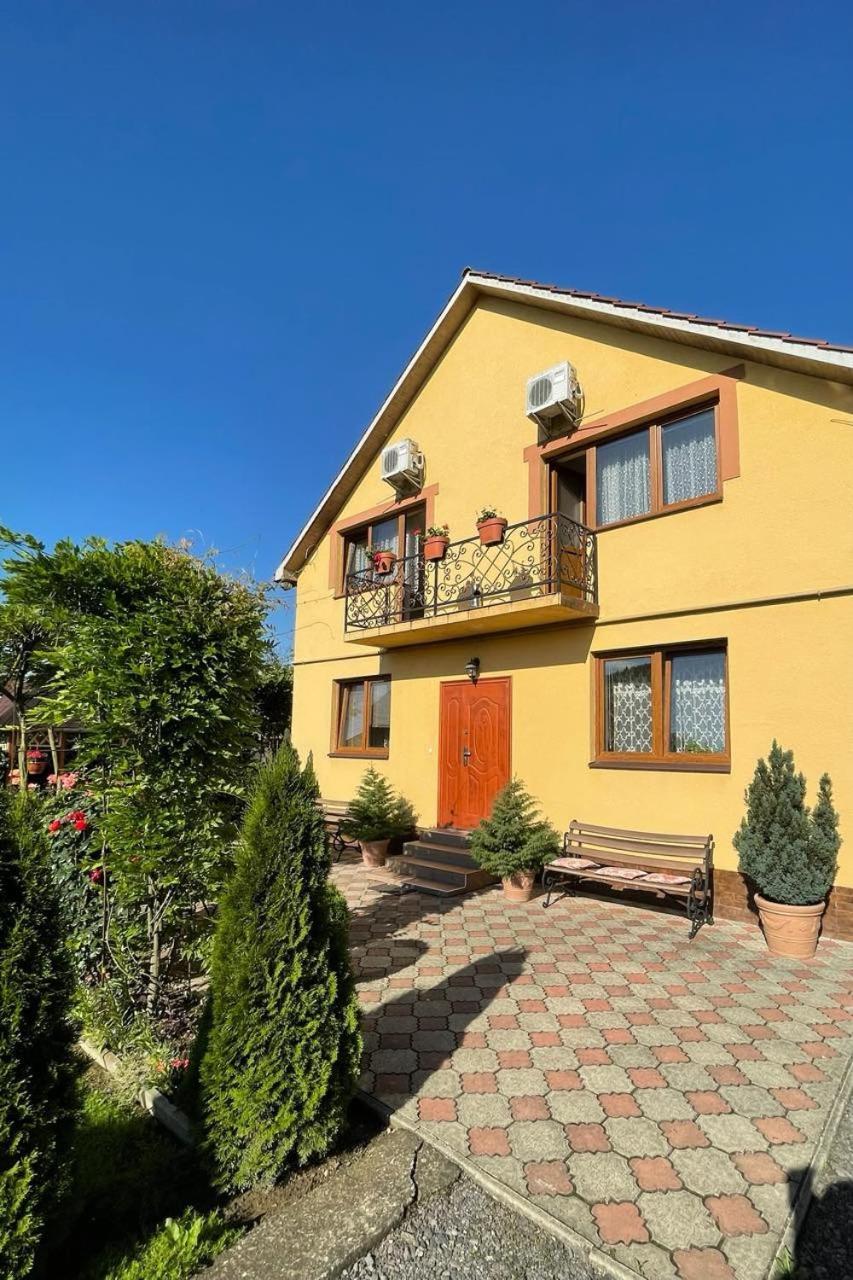 Квітковий Двір Golubinoye Extérieur photo