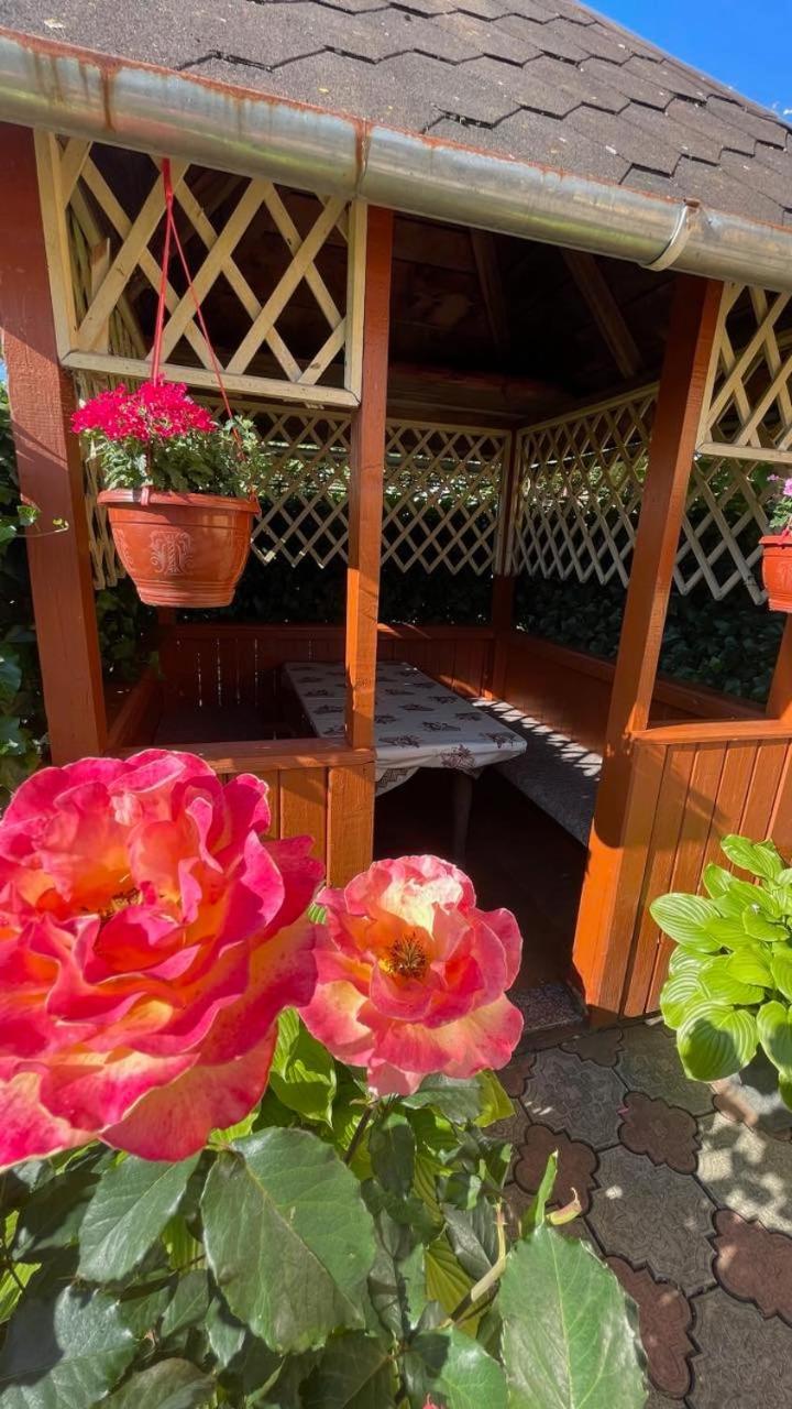 Квітковий Двір Golubinoye Extérieur photo