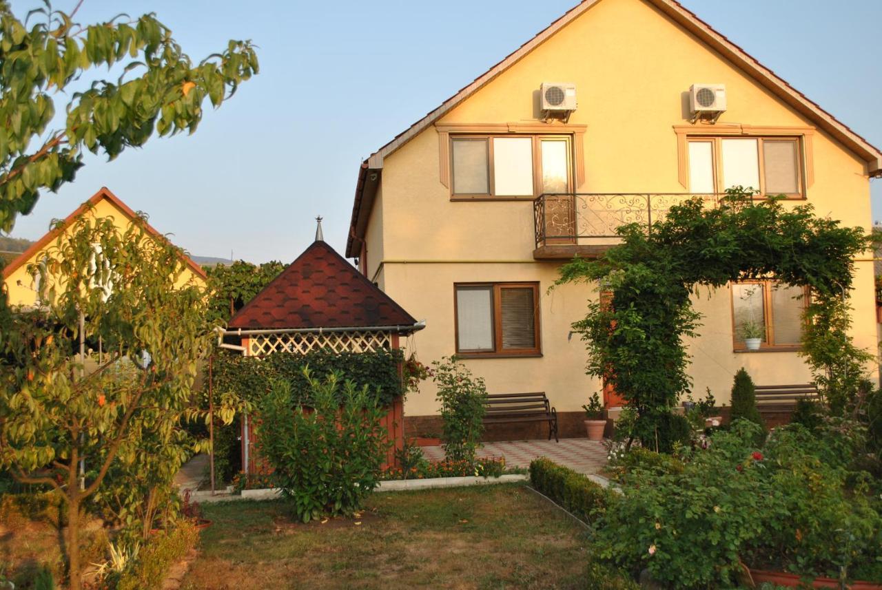 Квітковий Двір Golubinoye Extérieur photo