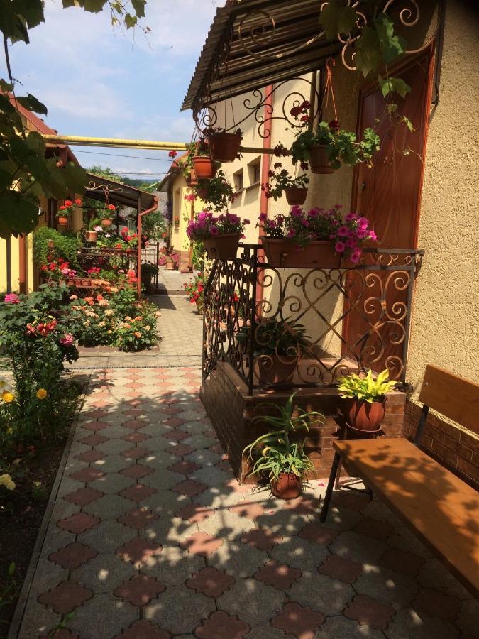 Квітковий Двір Golubinoye Extérieur photo